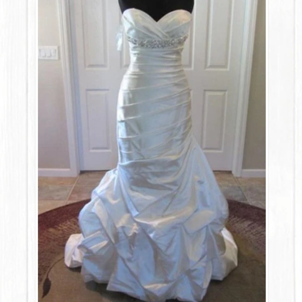 Paloma Blanca 4111 Wedding Dress